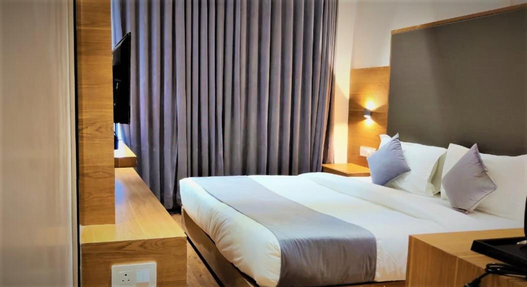 Golden Oasis Hotel Mahesana Dış mekan fotoğraf